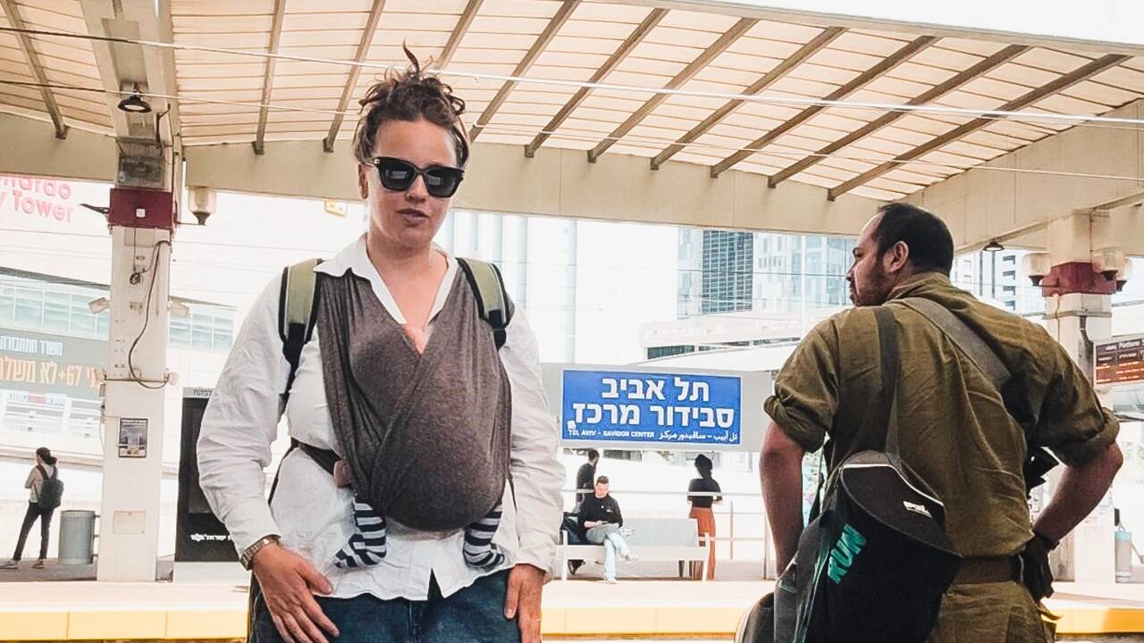 Die gebürtige Salzburgerin Judith Rohrmoser am Bahnhof Tel Aviv Savidor.  