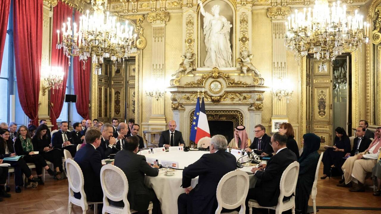 Europäische Außenminister und Kollegen aus dem Nahen Osten begannen noch am Donnerstag in Paris mit Gesprächen über die Umsetzung des US-Friedensplans. .  