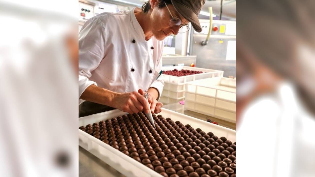 Pralinen werden von Hand kunstvoll dekoriert.  