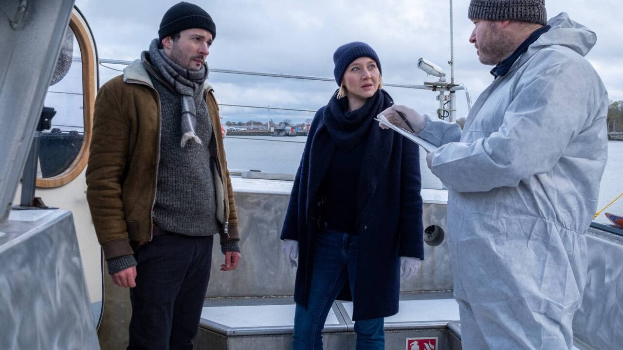 Ben Salawi (Camill Jammal, l.), Nora Weiss (Anna Maria Mühe, M.) und KTU-Beamter Schneider (Moritz Krebs, r.) 