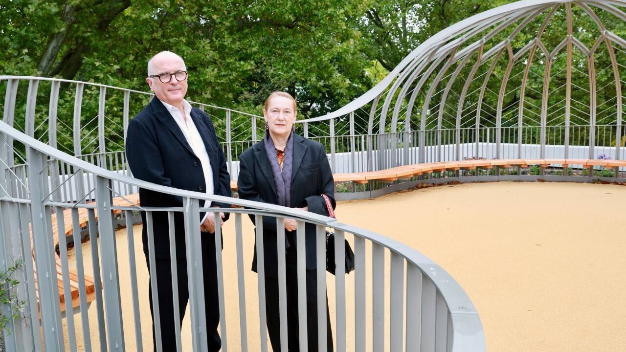 Tiina Parkkinen und Alfred Berger auf der Dachterrasse des UMAK. 