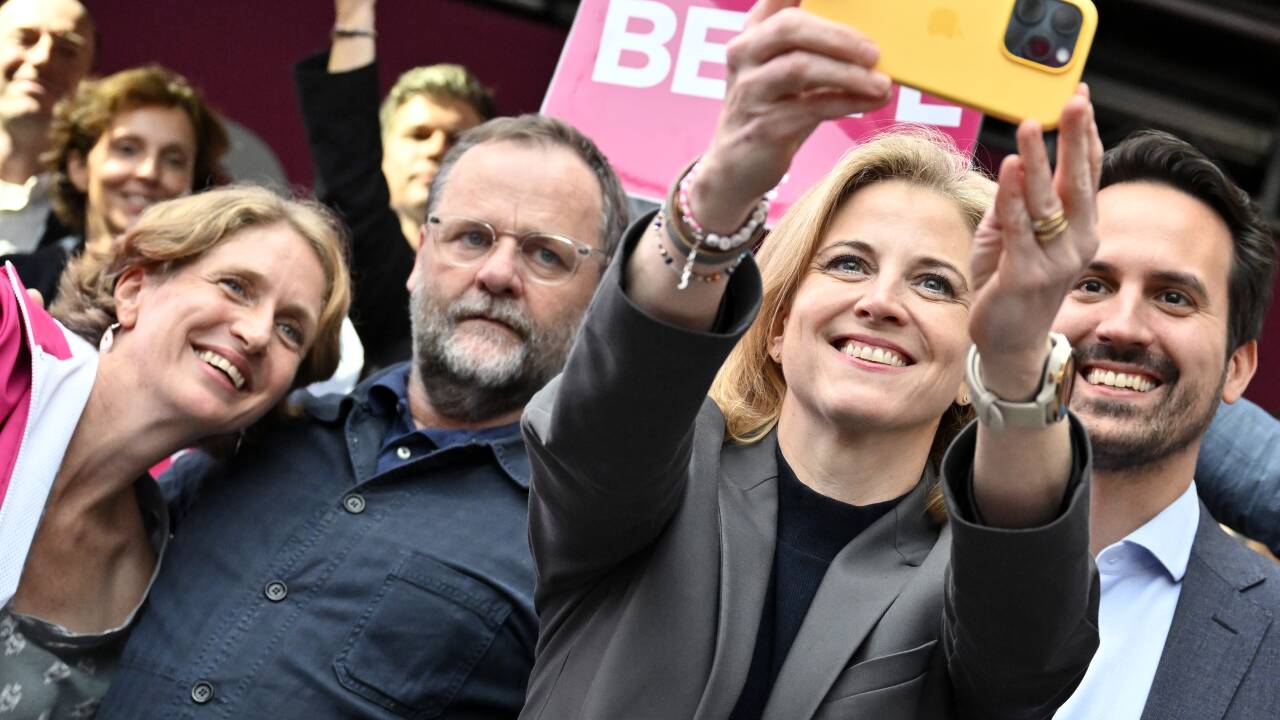 Die Neos-Abgeordnete Stephanie Krisper (links) kündigte ihren Rückzug an. Die Neos-Abgeordnete Stephanie Krisper (links) kündigte ihren Rückzug an.