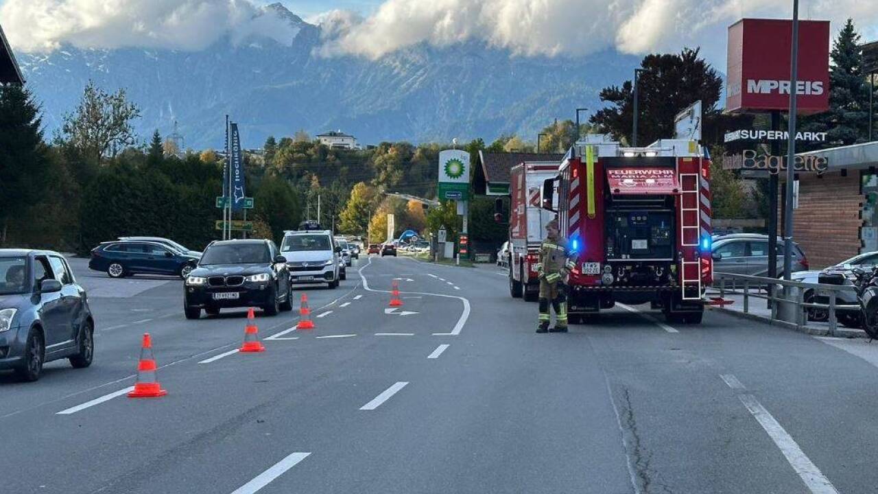Ein Motorrad und ein Pkw kollidierten.  