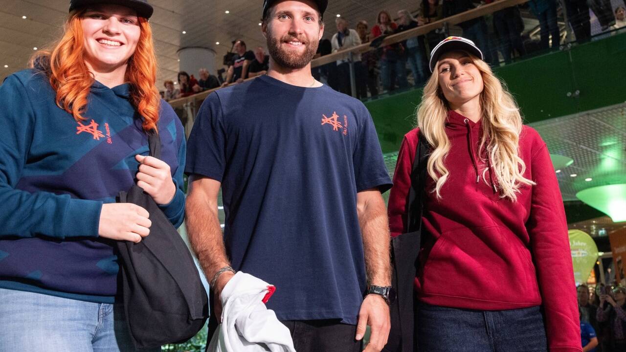 Veronika Aigner, Marco Schwarz und Anna Gasser präsentieren das Freizeit-Outfit.  