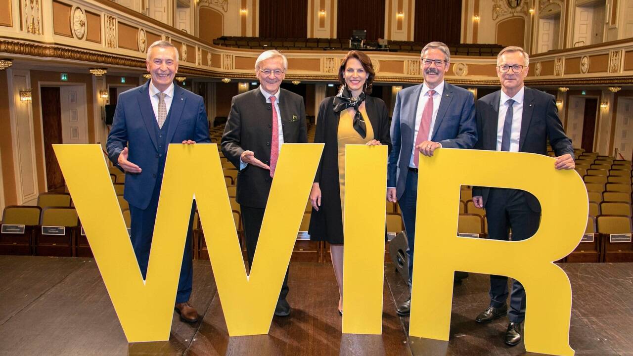 Der RVS feierte sein 120-jähriges Bestehen mit rund 300 Fest- und Ehrengästen im Mozarteum Salzburg. Im Bild v.l.n.r. die Festrednerinnen und Festredner: RVS-Obmann Erich Zauner, Bundeskanzler a.D. Wolfgang Schüssel, Landeshauptfrau Karoline Edtstadler, ÖRV-Generalanwalt Erwin Hameseder, RVS-Generaldirektor Heinz Konrad.  
