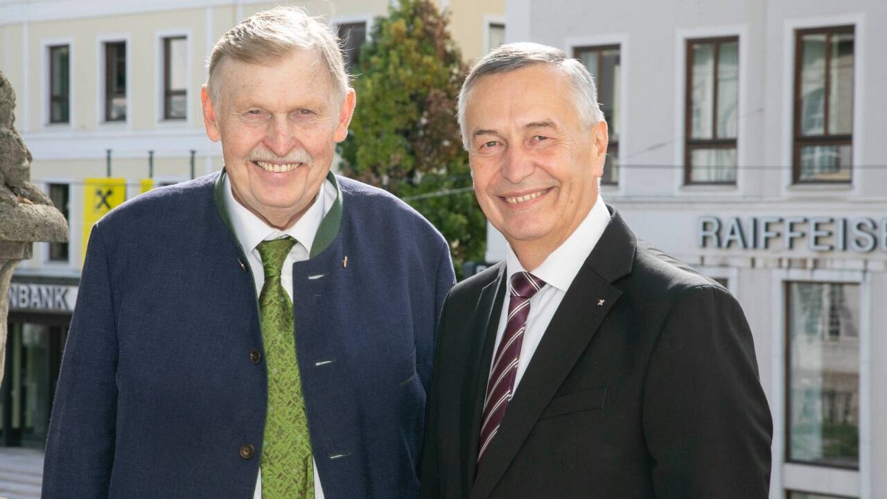 Der RVS-Obmann Erich Zauner (re.) gemeinsam mit Sebastian Schönbuchner, der dieses Amt zuvor 22 Jahre beim Raiffeisenverband Salzburg prägte.  