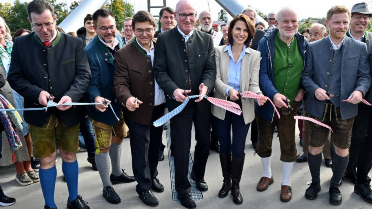 Eröffnung der neuen Saalachbrücke mit Politikprominenz (von links): Bgm. Andreas Hasenöhrl (Wals-Siezenheim), Bgm. Martin Öttl (Ainring), Bernhard Lederer (Wasserwirtschaftsamt Traunstein), Landrat Bernhard Kern (Berchtesgadener Land), Landeshauptfrau Karoline Edtstadler, Robert Loizl (Ref. Wasserbau, Land Salzburg) Wals-Siezenheim/Ainring, 