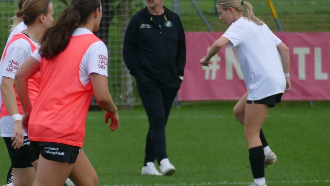 Andreas Ogris inmitten seiner Spielerinnen vom USV Neulengbach.  