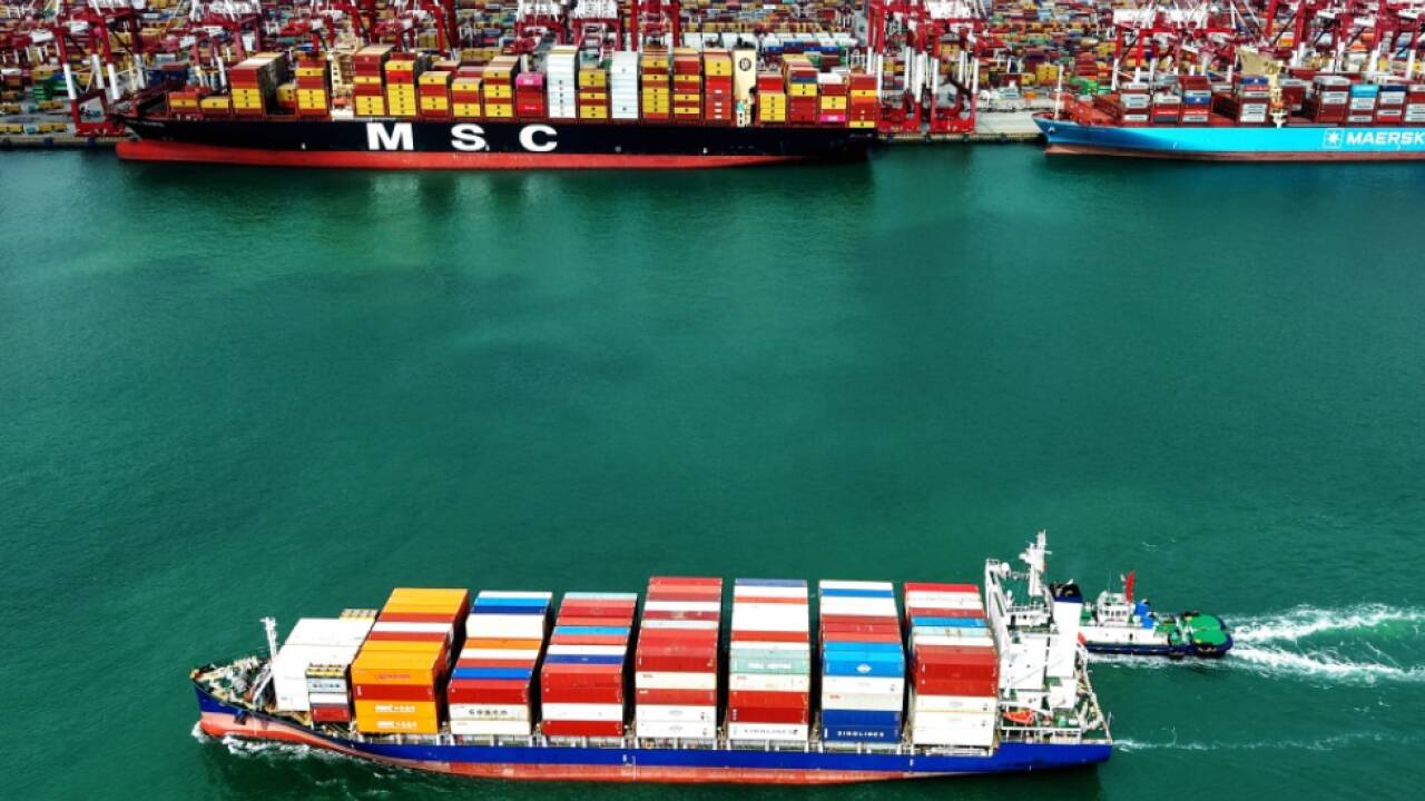 Containerschiff im chinesischen Hafen Quindao 