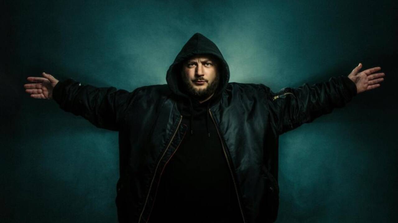 David Scheid macht in 'The Kabarettist' große Themen auf 