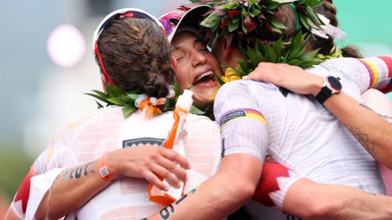 Lisa Perterer/m. wird von den Top 3 zu ihrer Leistung gratuliert 