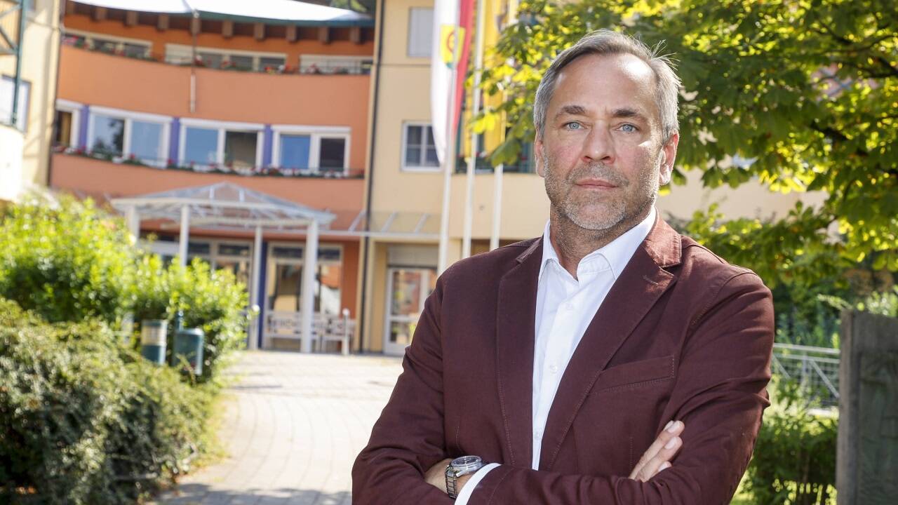 Bürgermeister Robert Bukovc vor dem Bergheimer Seniorenwohnheim. 
