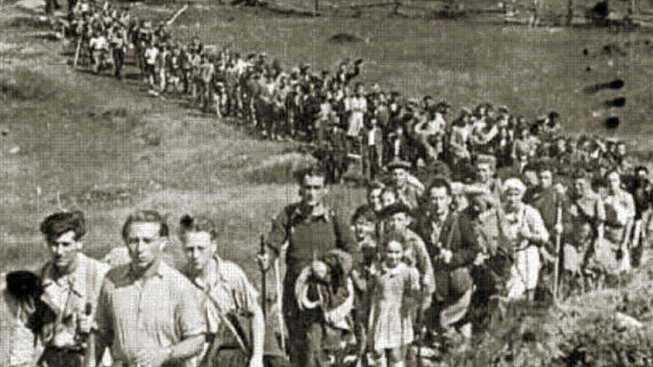 Viktor Knopf (vorn) 1947 mit einer Gruppe auf dem Weg vom Tauernhaus zum Krimmler Tauern. Viktor Knopf (vorn) 1947 mit einer Gruppe auf dem Weg vom Tauernhaus zum Krimmler Tauern.
