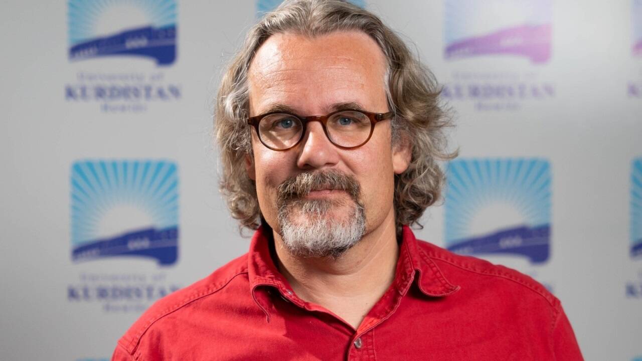 Thomas Schmidinger ist Politikwissenschafter sowie Experte zu Dschihadismus-Arbeit und Associate Professor an der University of Kurdistan Hewlêr im Irak sowie auch Lektor an der Universität Wien. 2024 hat er das Buch „Linke in Palästina“ im Mandelbaum-Verlag veröffentlicht. 
