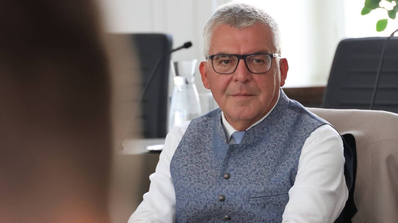 Finanzlandesrat Josef Schwaiger ist der Mann der Zahlen. Nach einem akuten Schub beim Trigeminusnerv im Gesicht fiel er zuletzt aus. Für die Budgetverhandlungen kehrt er am Montag zurück. Finanzlandesrat Josef Schwaiger ist der Mann der Zahlen. Nach einem akuten Schub beim Trigeminusnerv im Gesicht fiel er zuletzt aus. Für die Budgetverhandlungen kehrt er am Montag zurück.