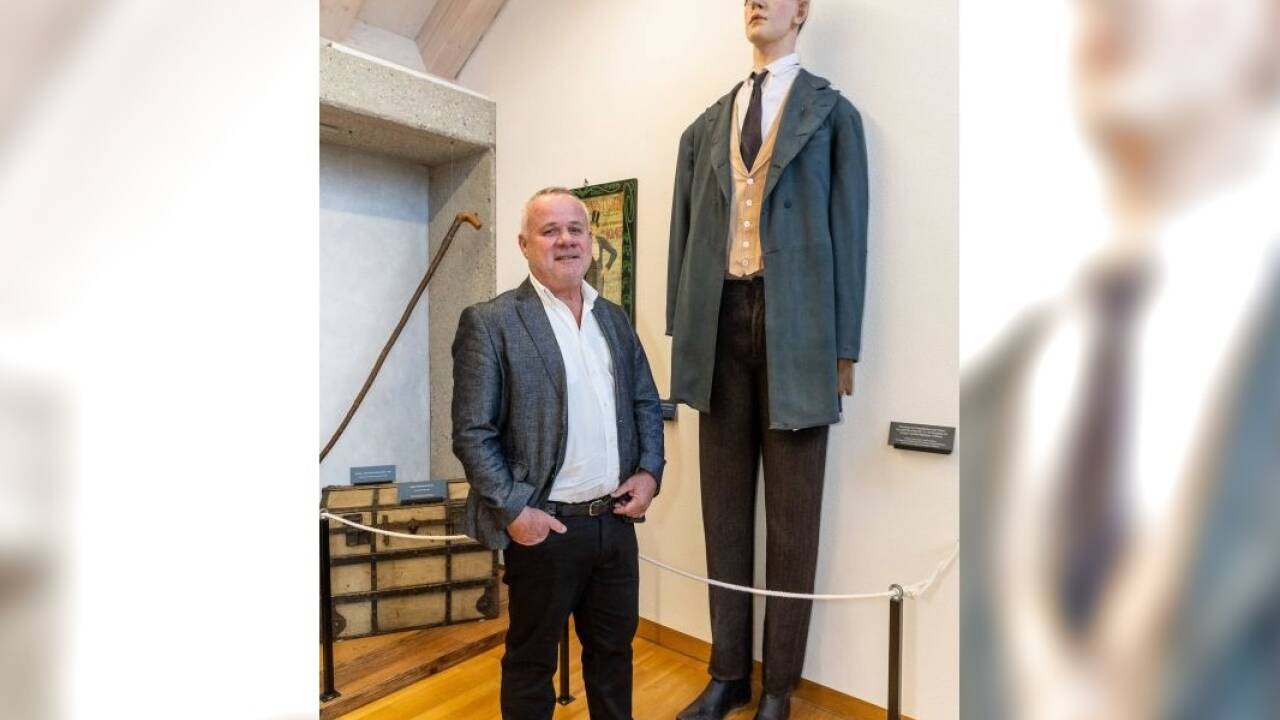 Michael Weber, Obmann des Vereins der Freunde vom Riesen von Lengau, wird von „Franz Winkelmeier“ gleich um mehrere Köpfe überragt. 