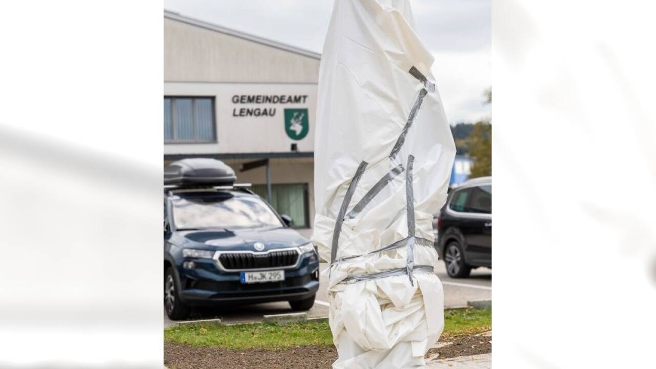Künftig wird der steinerne Riese von Lengau vor dem Gemeindeamt stehen. 