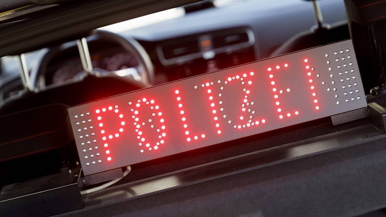 19-Jähriger ohne Führerschein wurde von einer Polizei-Zivilstreife in einer 80er-Zone mit gleich 153 km/h gemessen. 19-Jähriger ohne Führerschein wurde von einer Polizei-Zivilstreife in einer 80er-Zone mit gleich 153 km/h gemessen.