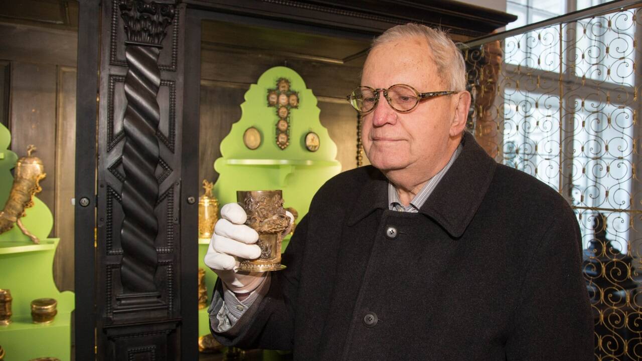 2016 im Domquartier, mit Becher, Dosen und ein Essbesteck aus geschnitztem Steinbockhorn, die er dem Dommuseum als Dauerleihgaben zur Verfügung gestellt hat.  