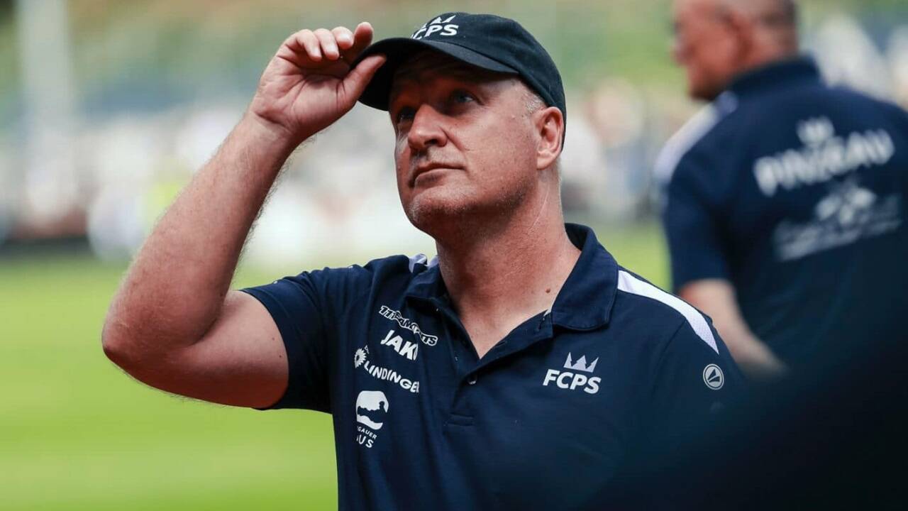 Obwohl er die Vorgabe, auf Talente zu bauen, umsetzt, steht Saalfelden-Trainer Florian Klausner in der Kritik.  