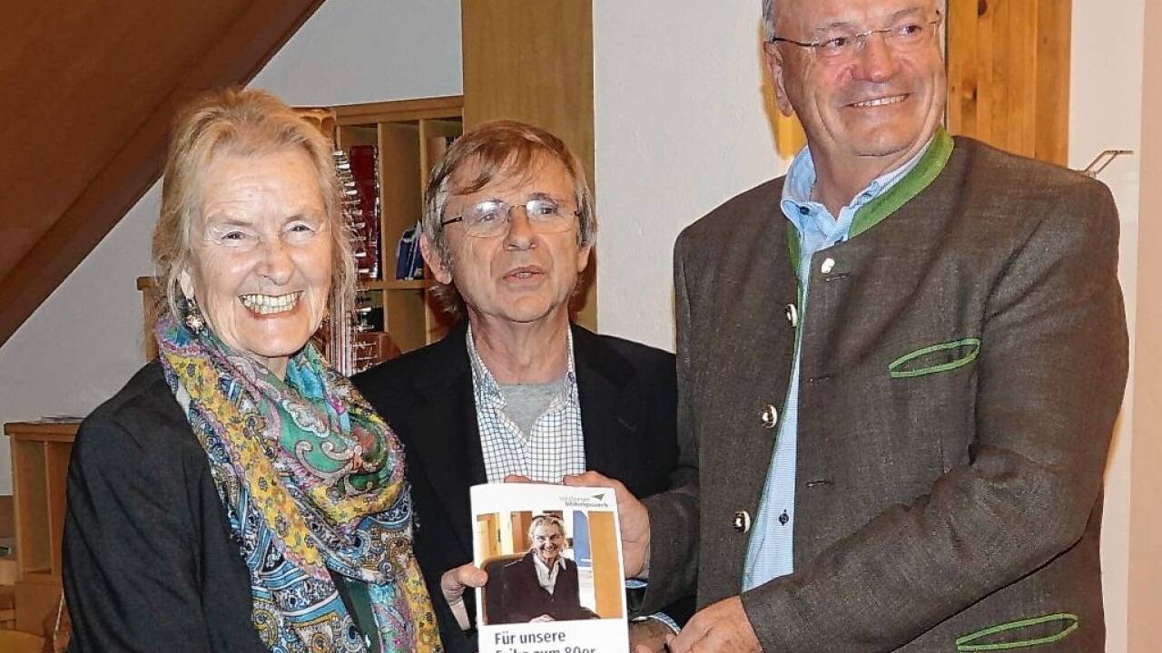  Der frühere ORF-Salzburg-Volkskultur-Leiter Manfred Baumann, gemeinsam mit Rettenbacher Begründer der St. Kolomaner „Mundartroas“ hatte die Überraschung für die Jubilarin federführend organisiert (r. im Bild Christian Struber (Vorsitzender Salzburger Bildungswerk und langjähriger Bgm. von St. Koloman)).  