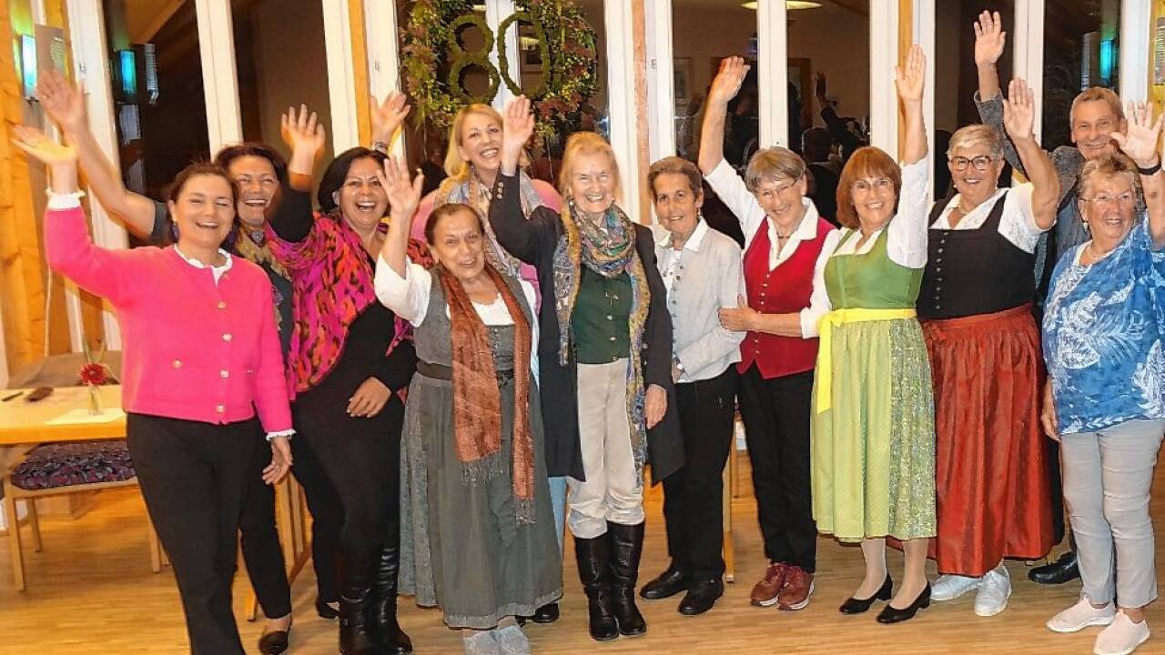 Gut ein Dutzend Mundartdichter und -dichterinnen feierte Rettenbacher mit eigens für die Jubilarin geschriebenen Texten.  