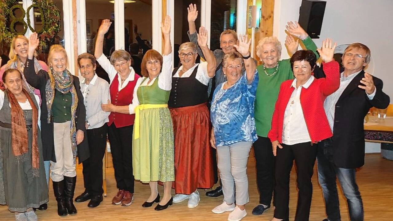 Gut ein Dutzend Mundartdichter und -dichterinnen feierte Rettenbacher mit eigens für die Jubilarin geschriebenen Texten.  