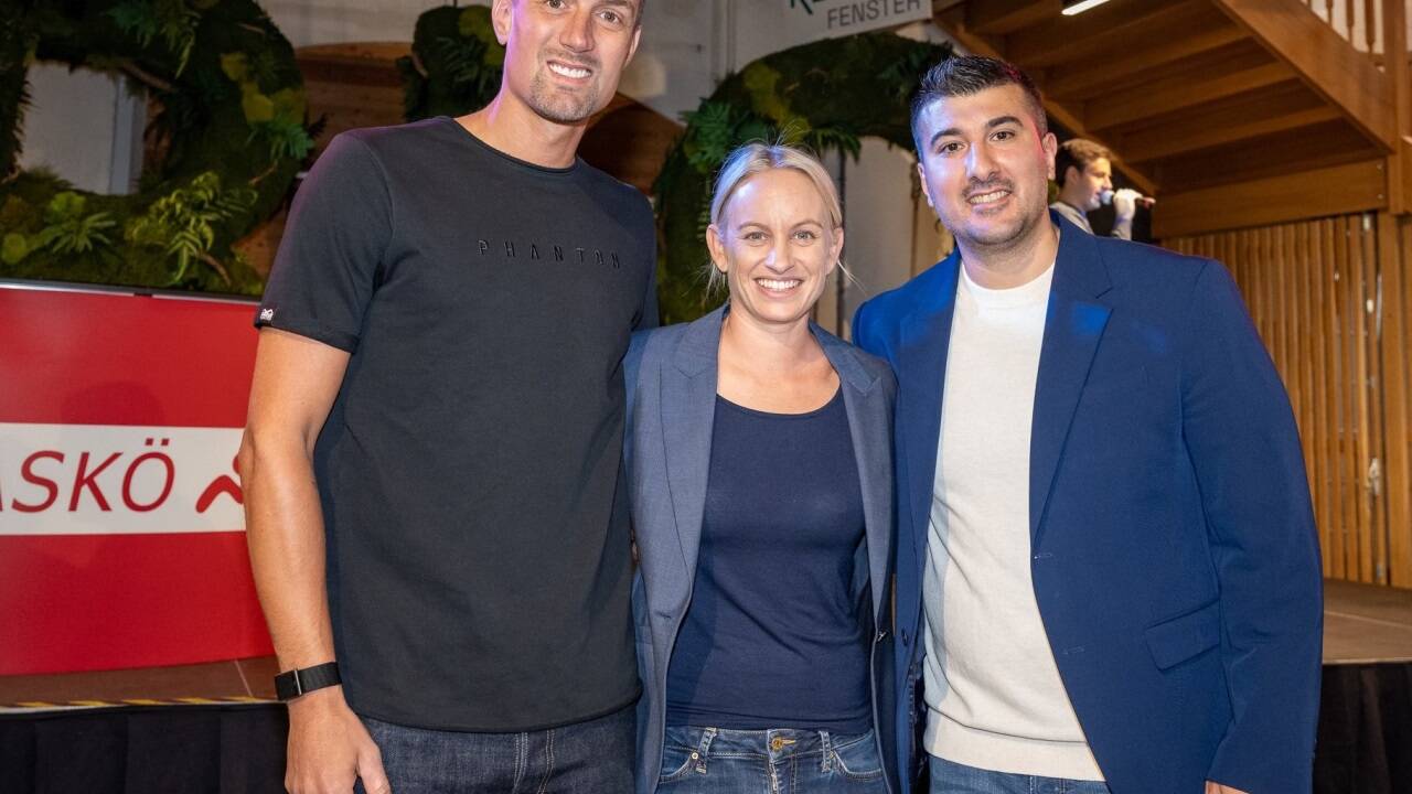 Organisator Tarik Asil (im Bild rechts) durfte bekannte Gesichter aus Sport und Politik, wie Ex-ÖFB Nationalteamkicker Stefan Ilsanker oder Sport-Staatssekretärin Michaela Schmidt (SPÖ), begrüßen.  