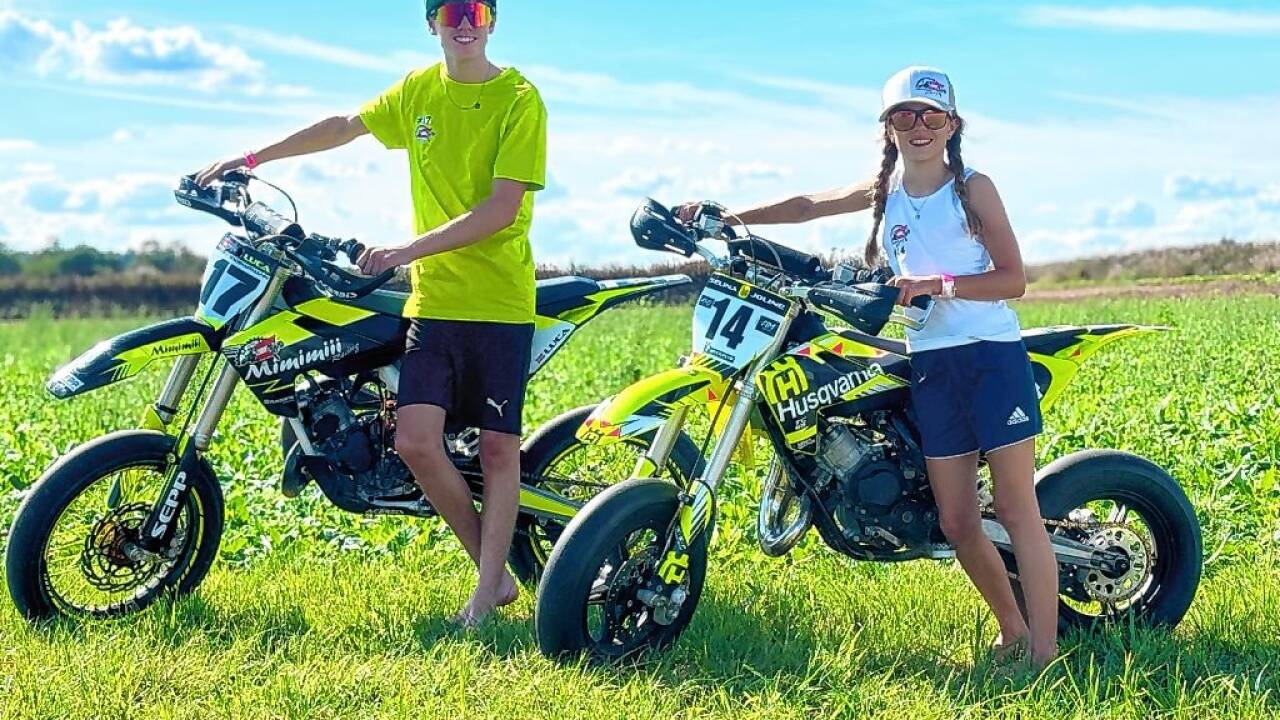 Die beiden Geschwister mit ihren Bikes.  
