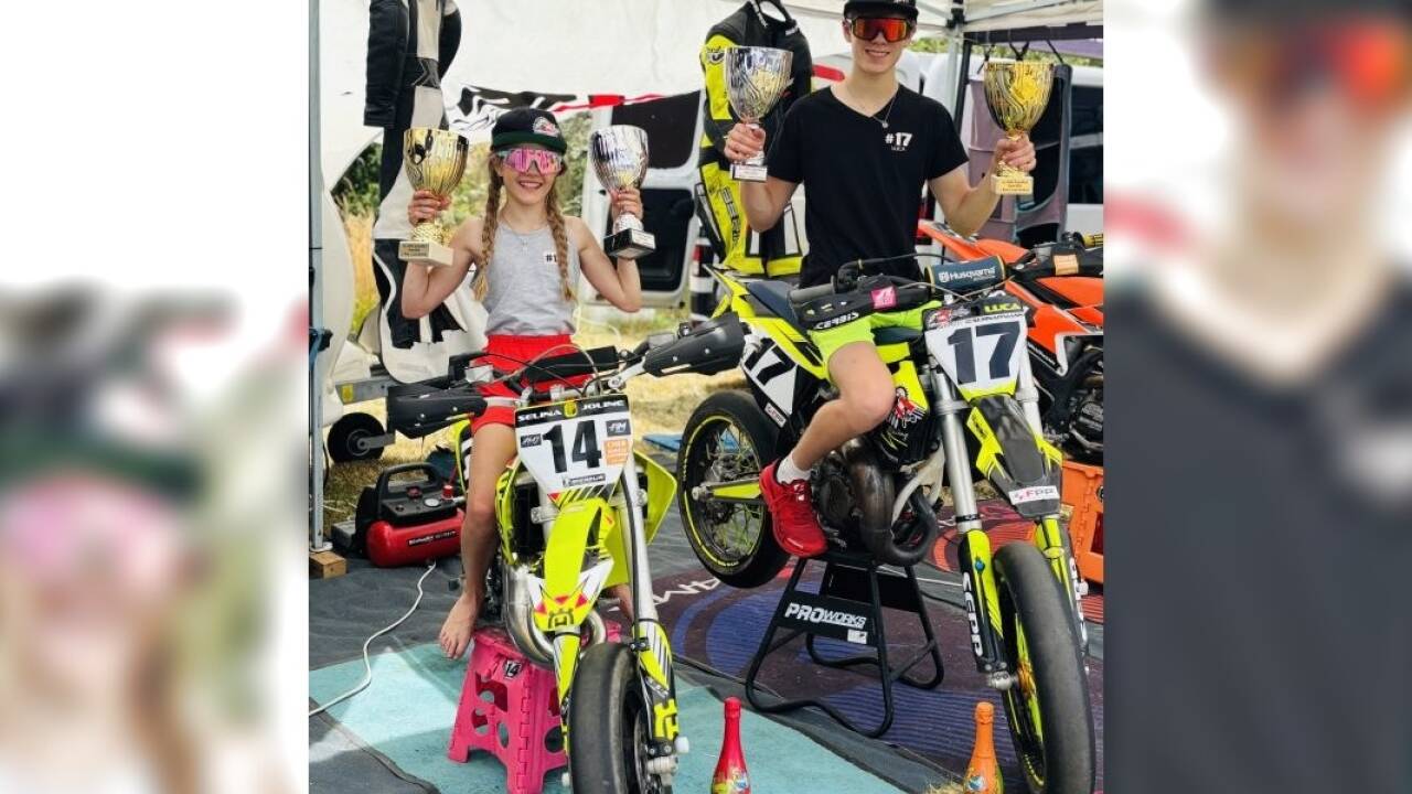 Die beiden Geschwister mit ihren Bikes.  