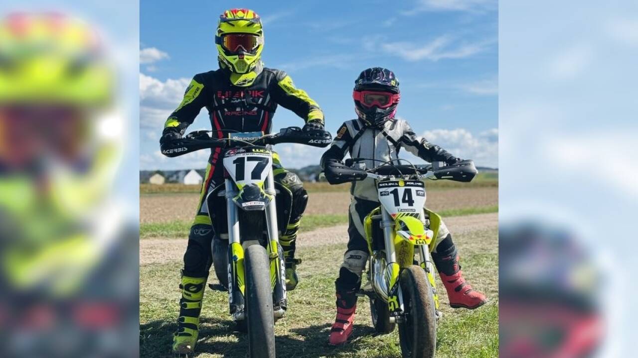 Luca und Selina in voller Rennmontur. Dass die Bikes fahrtüchtig bleiben, dafür sorgt Papa Norbert.  