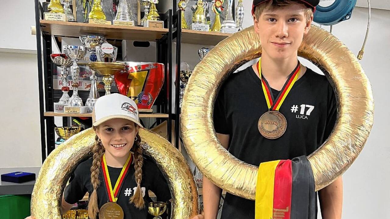 Titelsammlung in der Garage: Lucas’ Pokale im Hintergrund sind nur ein Teil der „Ausbeute“ der beiden Geschwister. 
