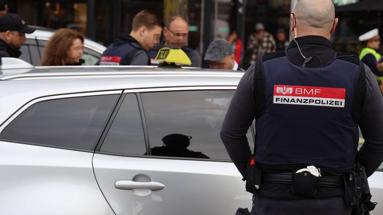 Gemeinsame Kontrolle von Polizei, Finanzpolizei und Gewerbebehörde bei Taxilenkern am Salzburger Hauptbahnhof. 