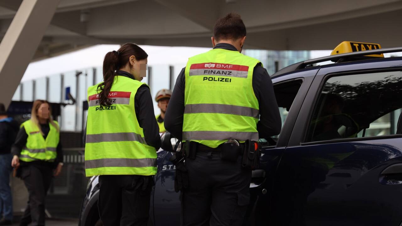 Bilder von der Taxilenkerkontrolle am Salzburger Bahnhof. 