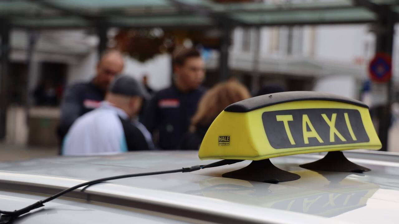 Bilder von der Taxilenkerkontrolle am Salzburger Bahnhof. 