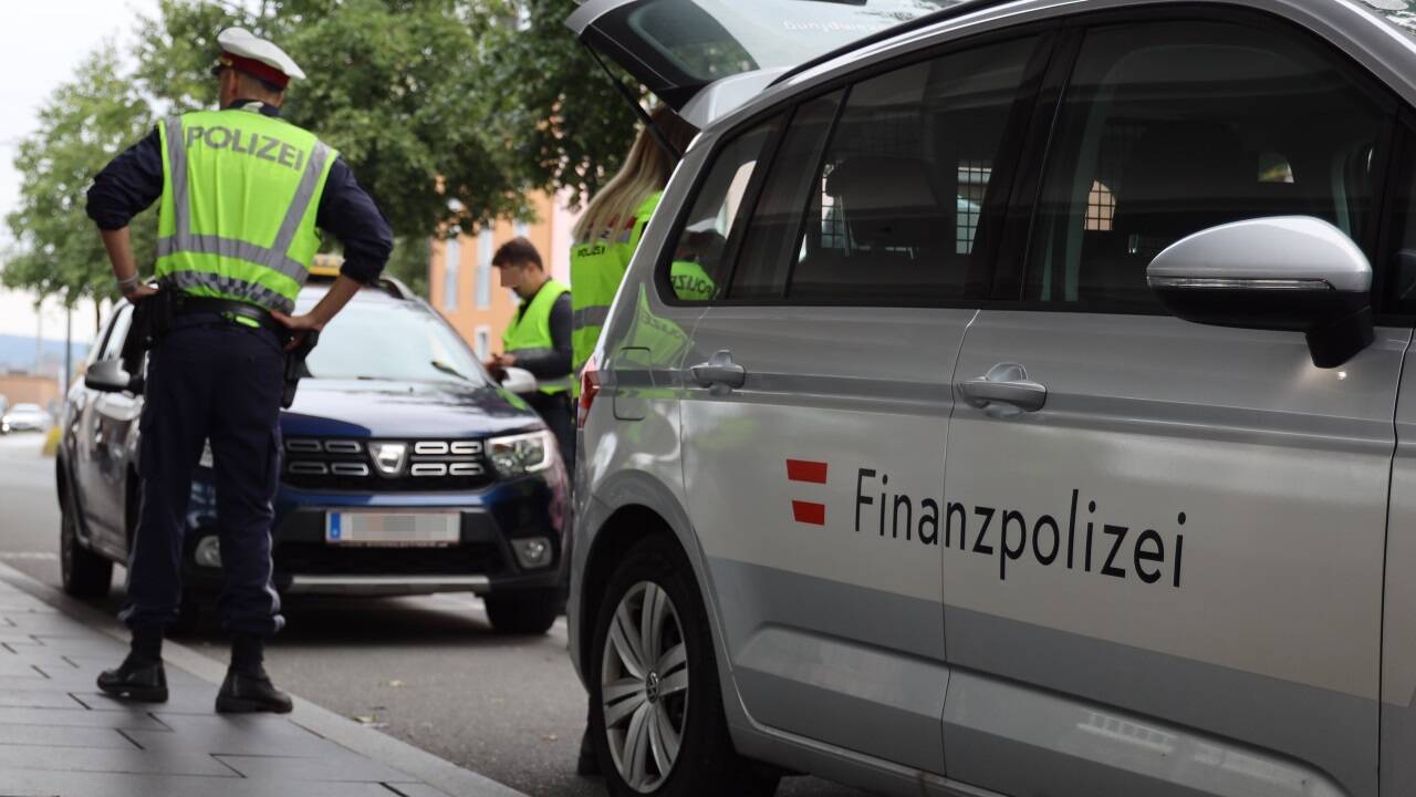 Bilder von der Taxilenkerkontrolle am Salzburger Bahnhof. 