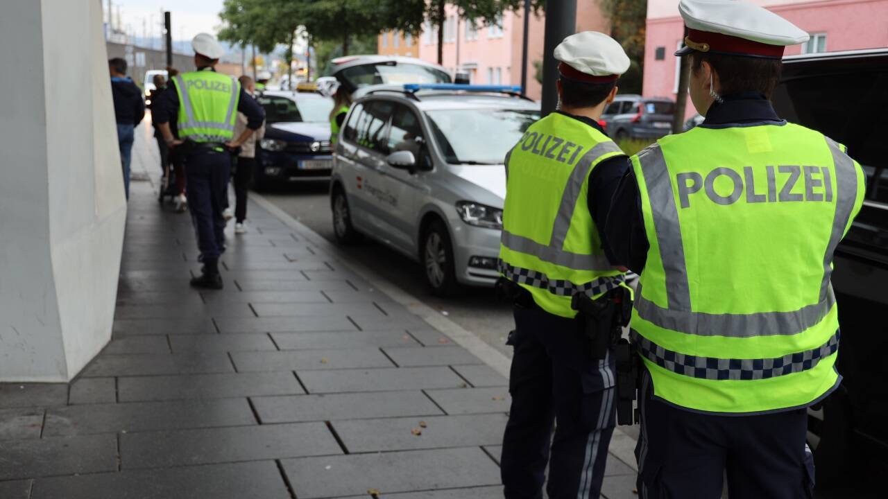 Bilder von der Taxilenkerkontrolle am Salzburger Bahnhof. 