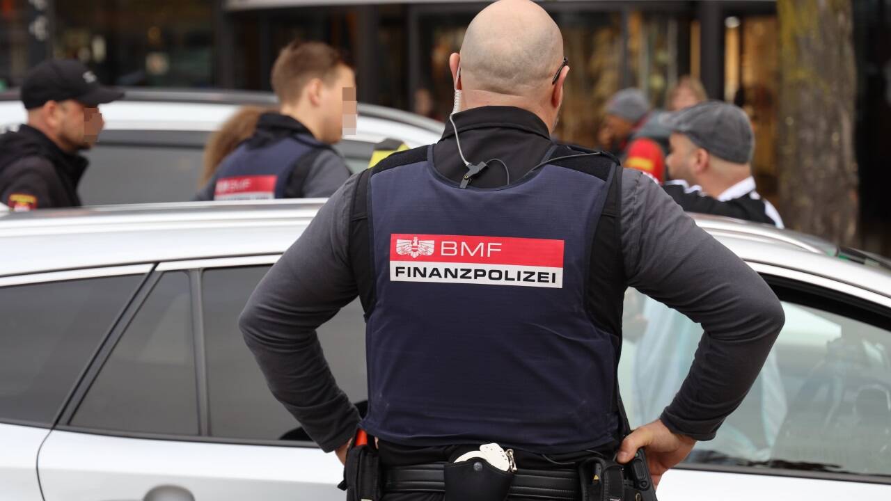 Bilder von der Taxilenkerkontrolle am Salzburger Bahnhof. 