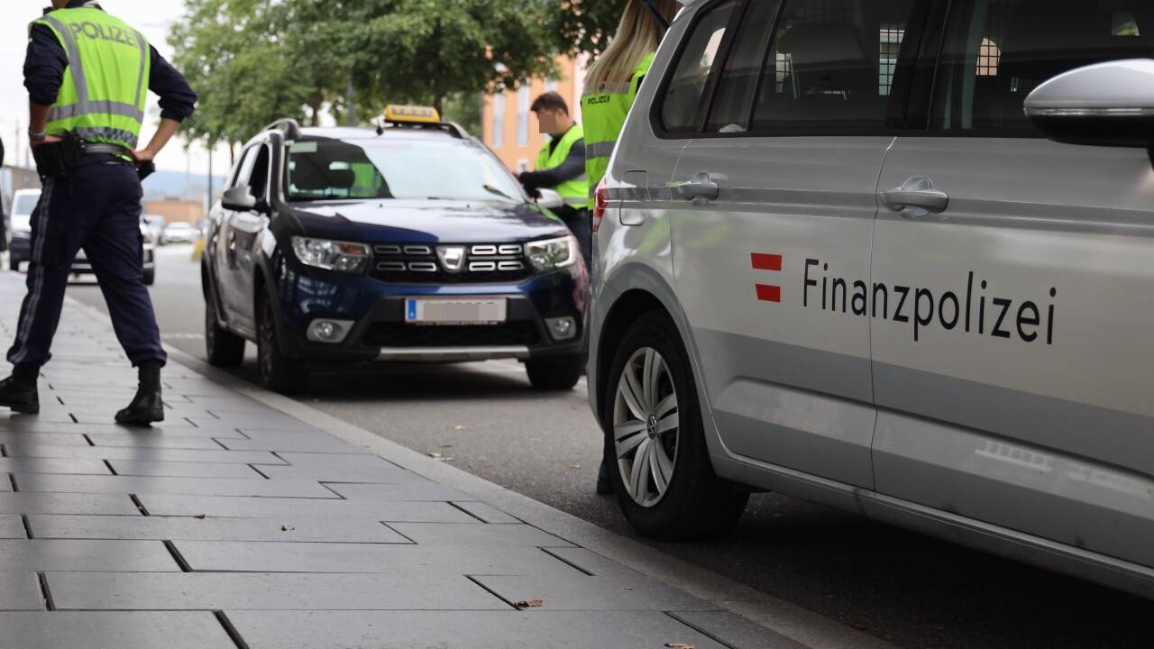 Bilder von der Taxilenkerkontrolle am Salzburger Bahnhof. 