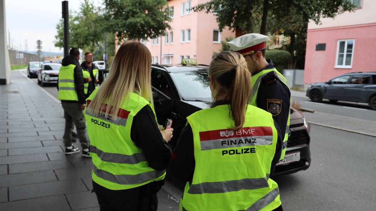 Bilder von der Taxilenkerkontrolle am Salzburger Bahnhof. 