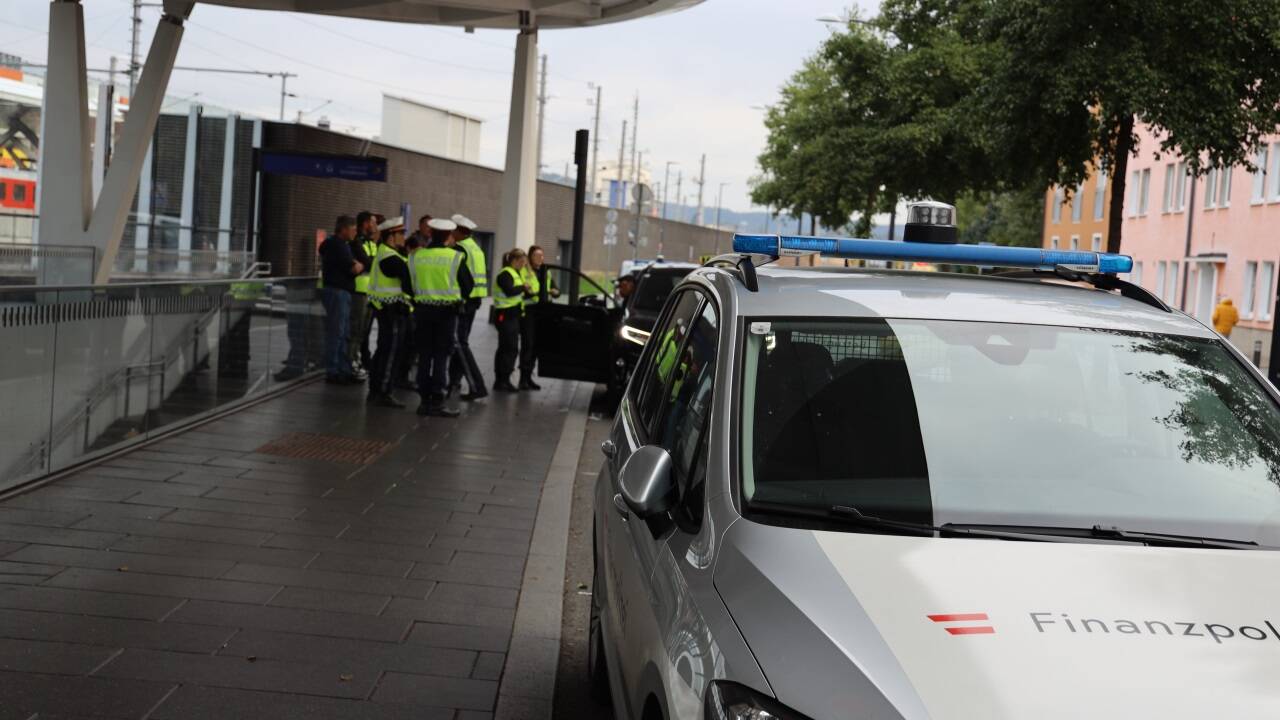 Bilder von der Taxilenkerkontrolle am Salzburger Bahnhof. 