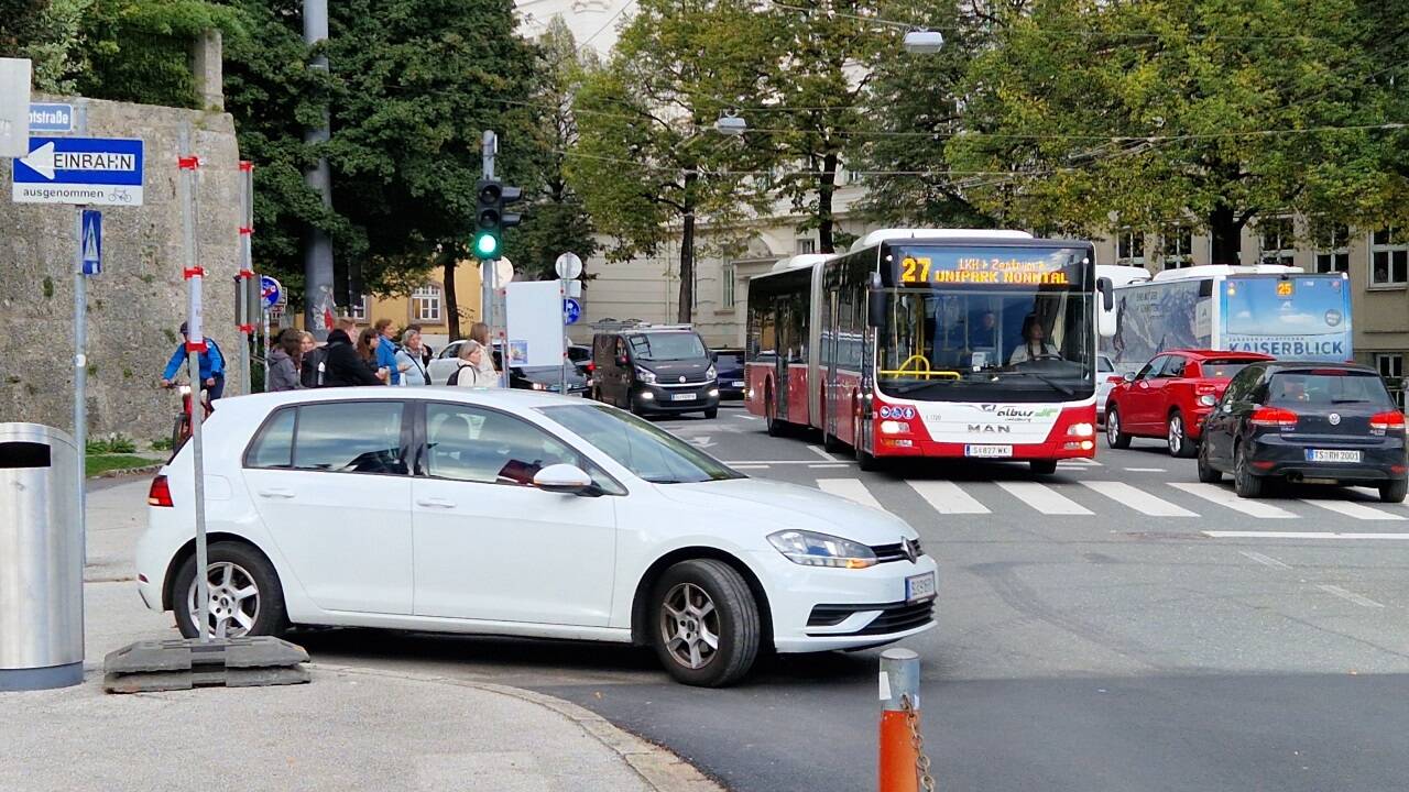 Diese Autofahrerin fuhr irrtümlich in die aktuell bestehende Sackgasse. Von Richtung Petersbrunnstraße kommend war für sie bis zum Einfahrtsbereich keine Beschilderung mit Hinweisen ersichtlich gewesen. Mittlerweile ist das Einbahnschild wieder abgeklebt. 