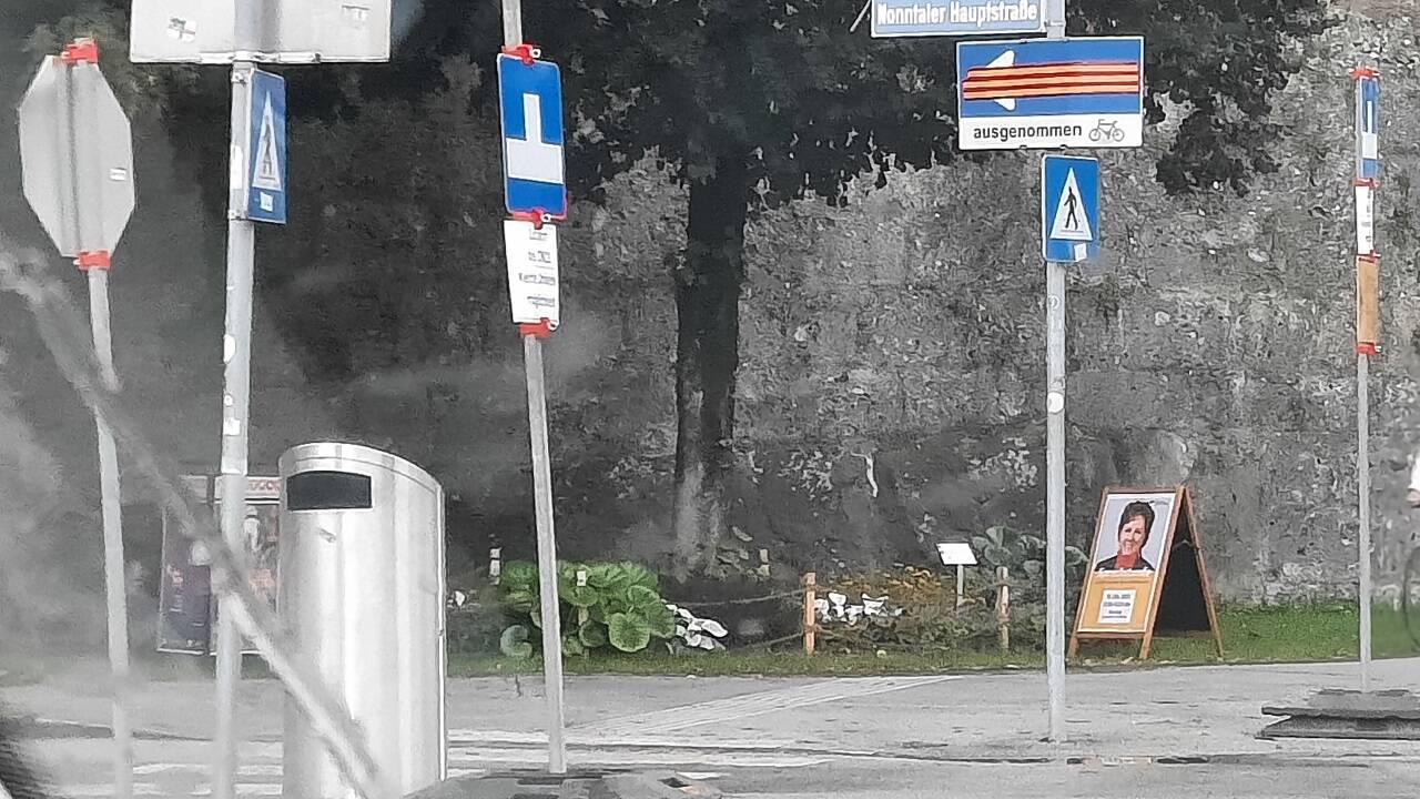 Mittlerweile ist das Einbahnschild wieder abgeklebt. 