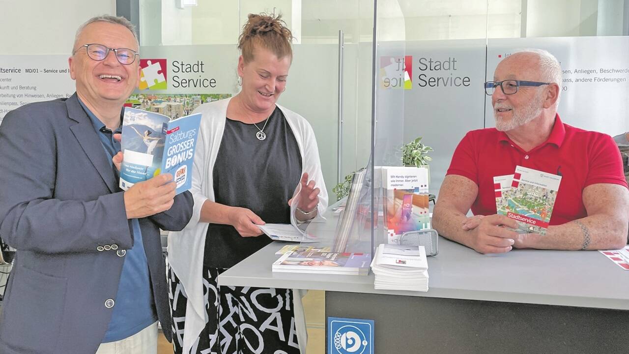 Bei Amtsleiter Karl Schupfer (l.) und seinem Team vom Stadtservice, im Bild Claudia Haselsteiner und Rudolf Meinhart, gibt es die Aktivkarte zu holen.  Bild: grabler 