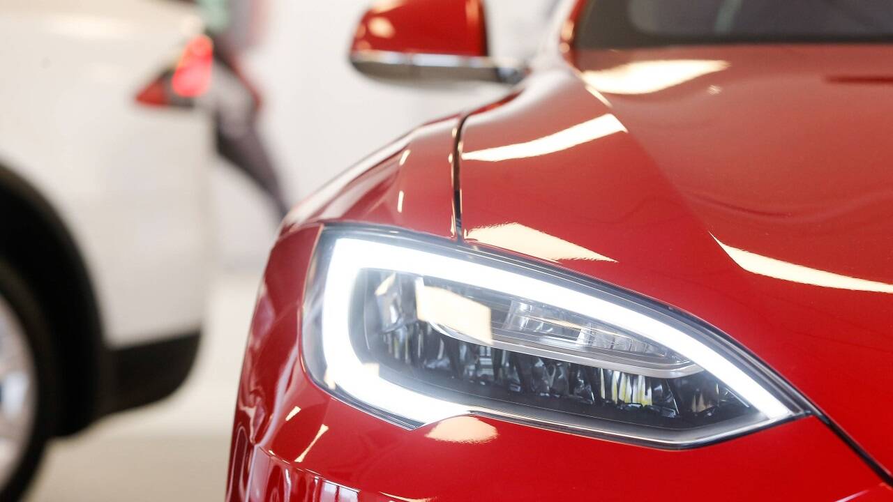 Verkauft wurden auch gebrauchte Fahrzeuge der Marke Tesla.  