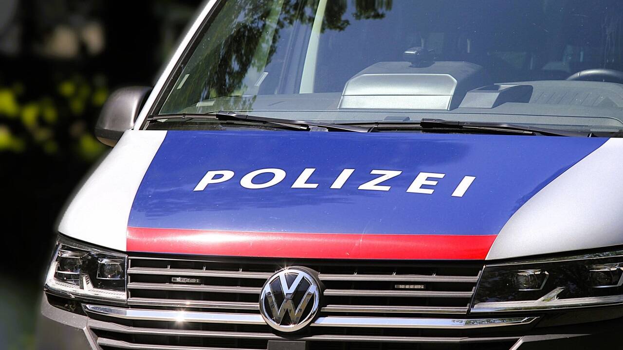 Nach einem Unfall am Ufer des Mondsees wurde eine Alkolenkerin von der Polizei zum Test gebeten (Symbolbild). Nach einem Unfall am Ufer des Mondsees wurde eine Alkolenkerin von der Polizei zum Test gebeten (Symbolbild).