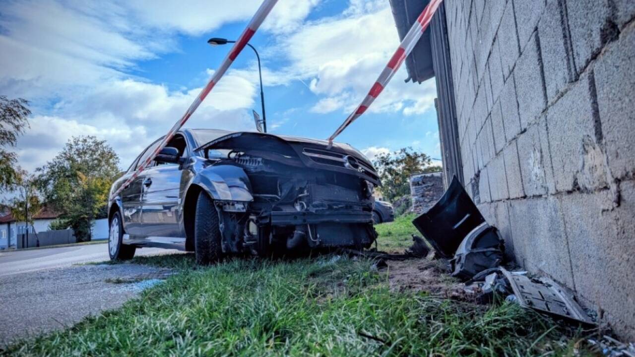 Schlepperfahrzeug prallte gegen Gebäude 