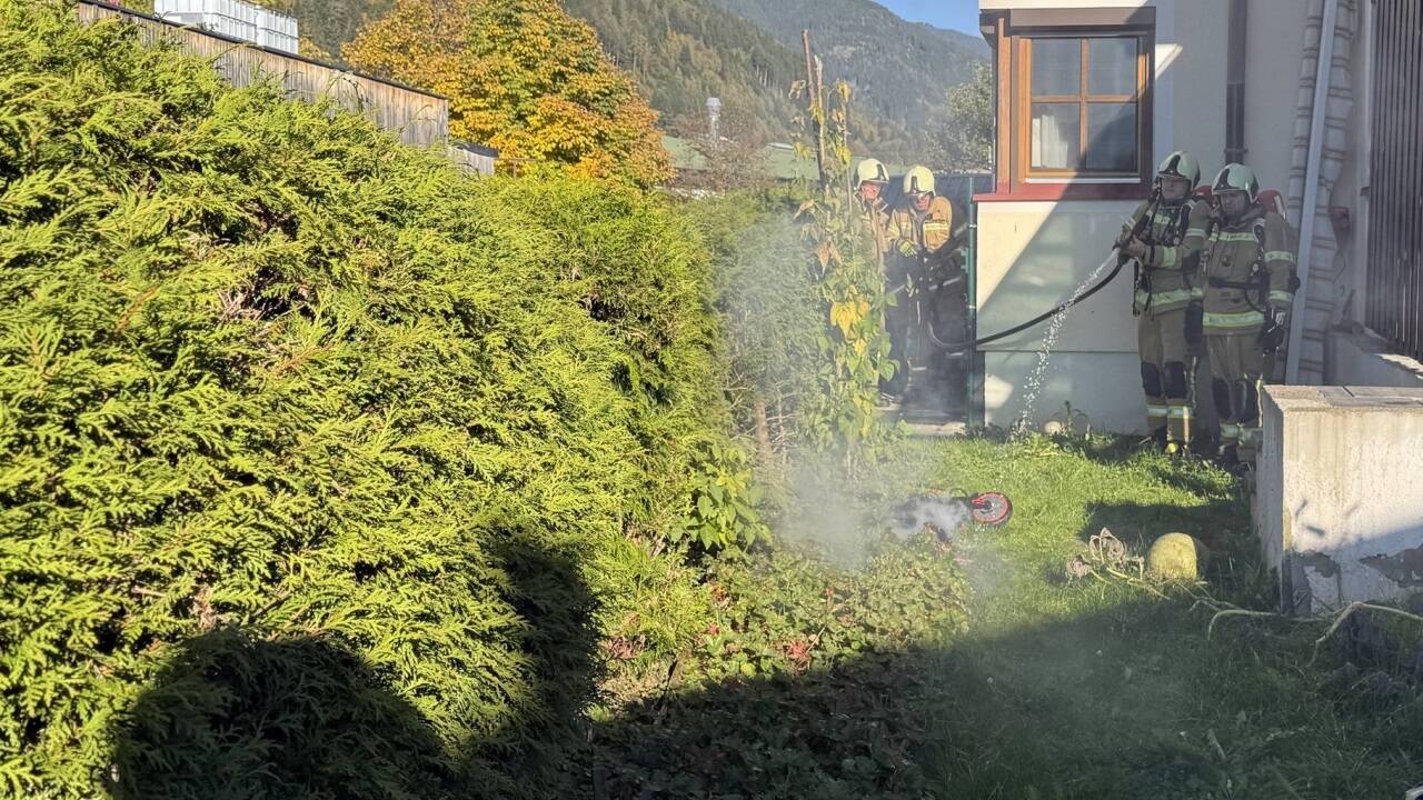 Die brennenden Akkus entzündeten sich wiederholt.  