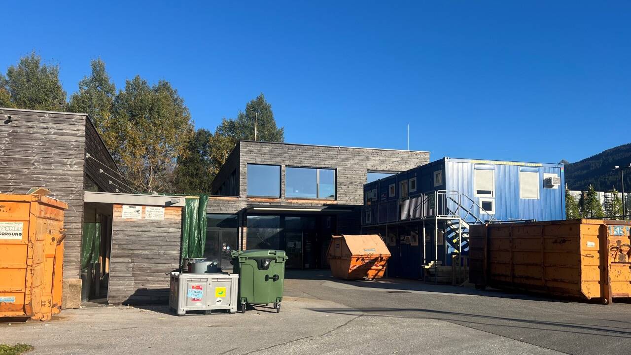 Der Skiproduktions-Standort in Stuhlfelden wirkt still und verlassen, doch letzte Übersiedlungstätigkeiten laufen noch. Über die hinkünftige Nutzung gibt es noch keine Informationen.   Der Skiproduktions-Standort in Stuhlfelden wirkt still und verlassen, doch letzte Übersiedlungstätigkeiten laufen noch. Über die hinkünftige Nutzung gibt es noch keine Informationen.