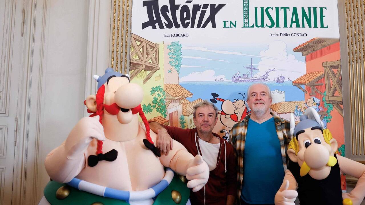 Autor Fabcaro und Zeichner Didier Conrad mit ihren Comichelden. 